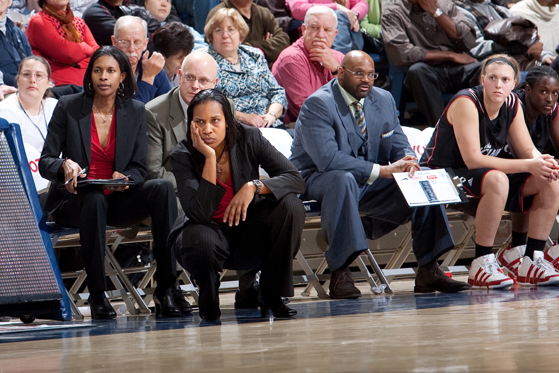 Jamelle Elliott courtside with the Cincinnati Bearcats bench