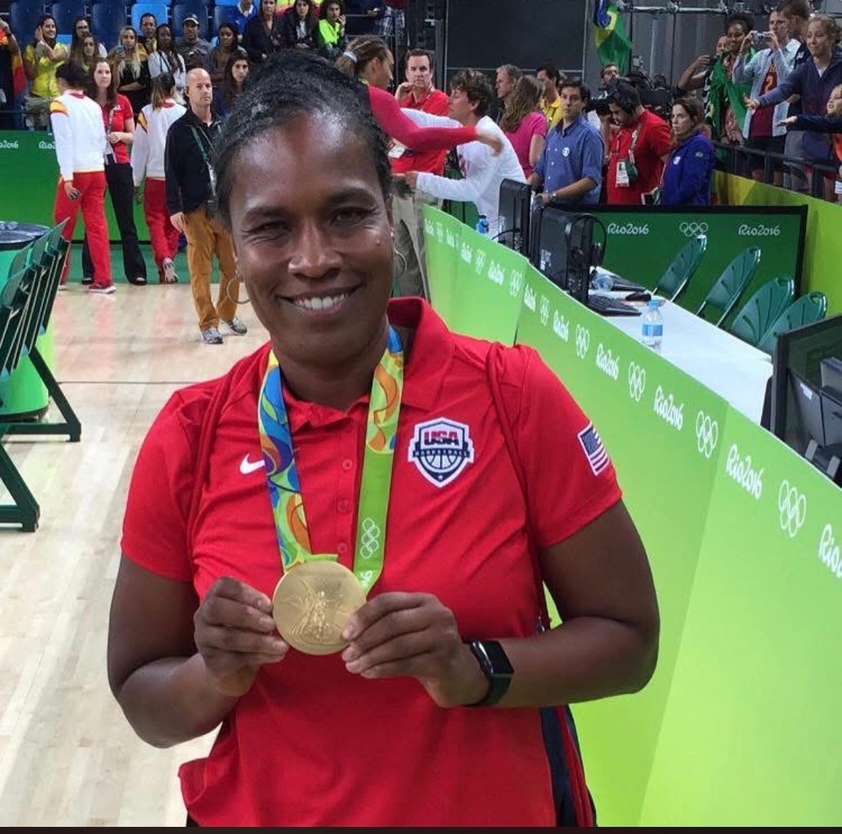 Jamelle Elliott holding Olympic gold medal — Rio 2016